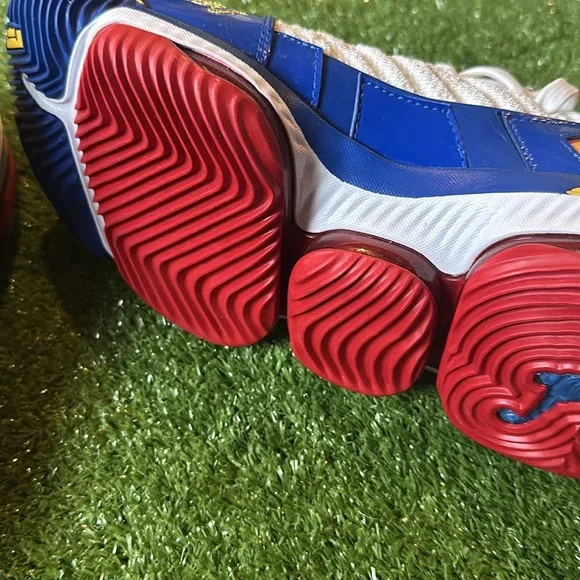 Lebron XVI SB - Grade School Size 6 - New W/Damaged Box